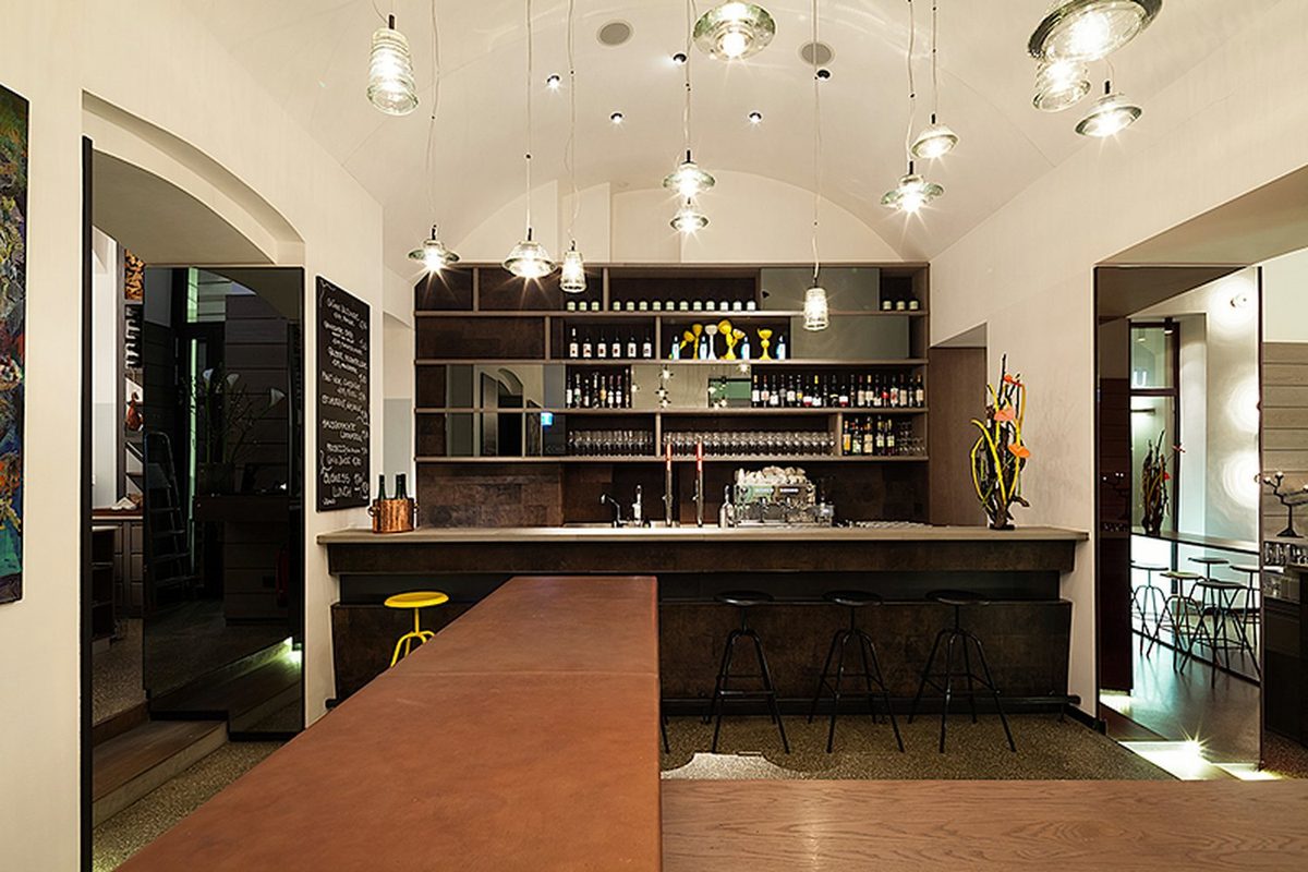 Bar am Lugeck mit Holztheke und Pendelleuchten