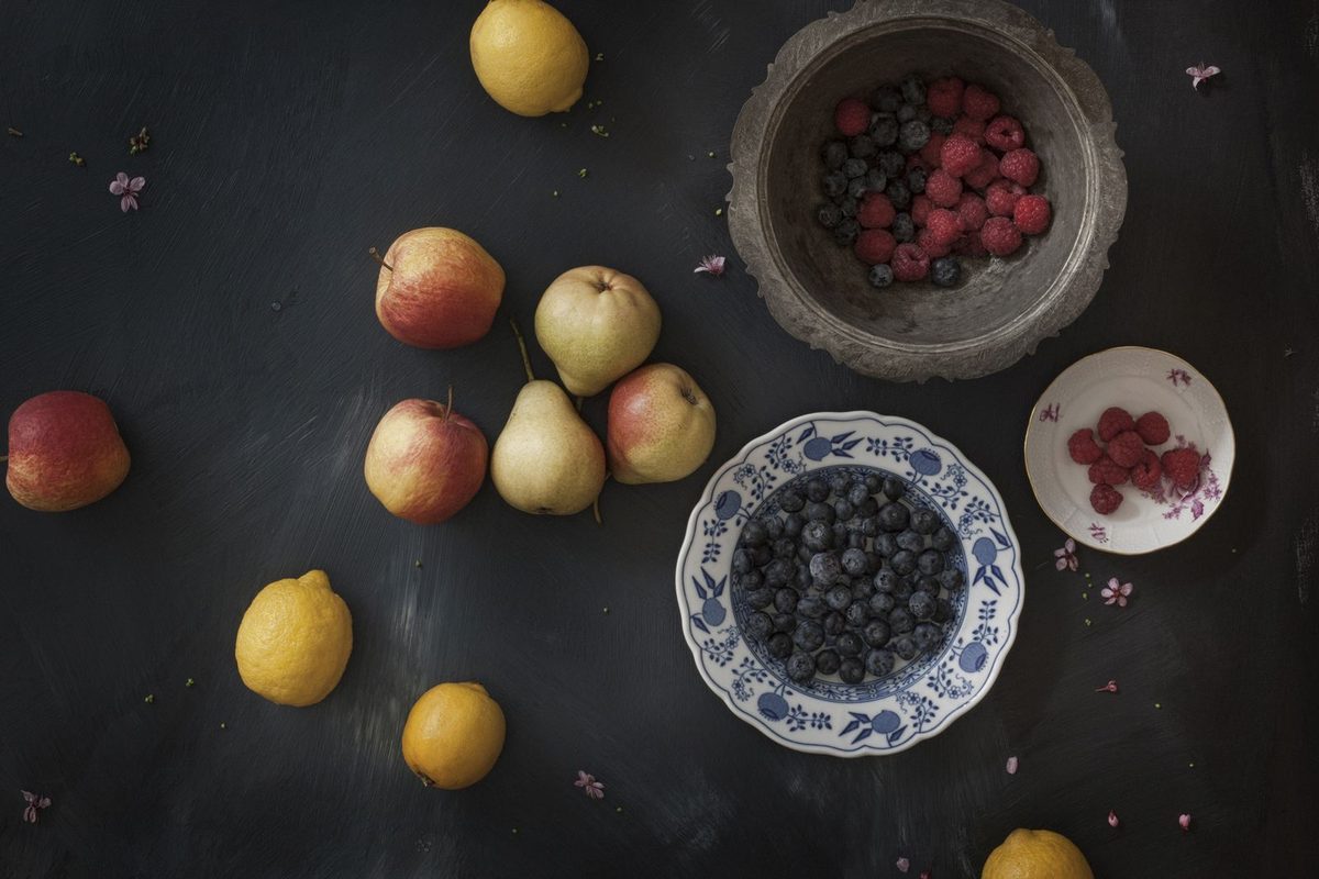 Obst und Beeren auf dunklem Grund