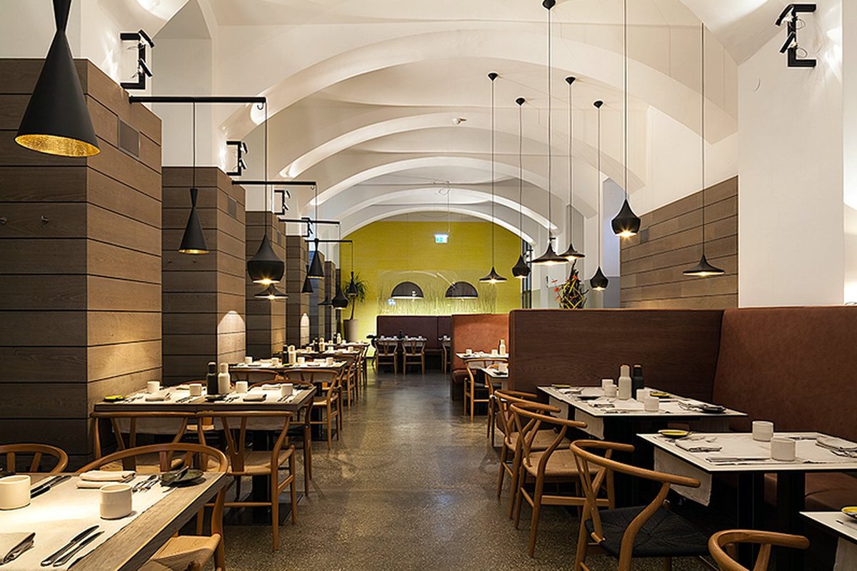 Restaurant der Labstelle unter dem Gewölbe, gedeckte Tische